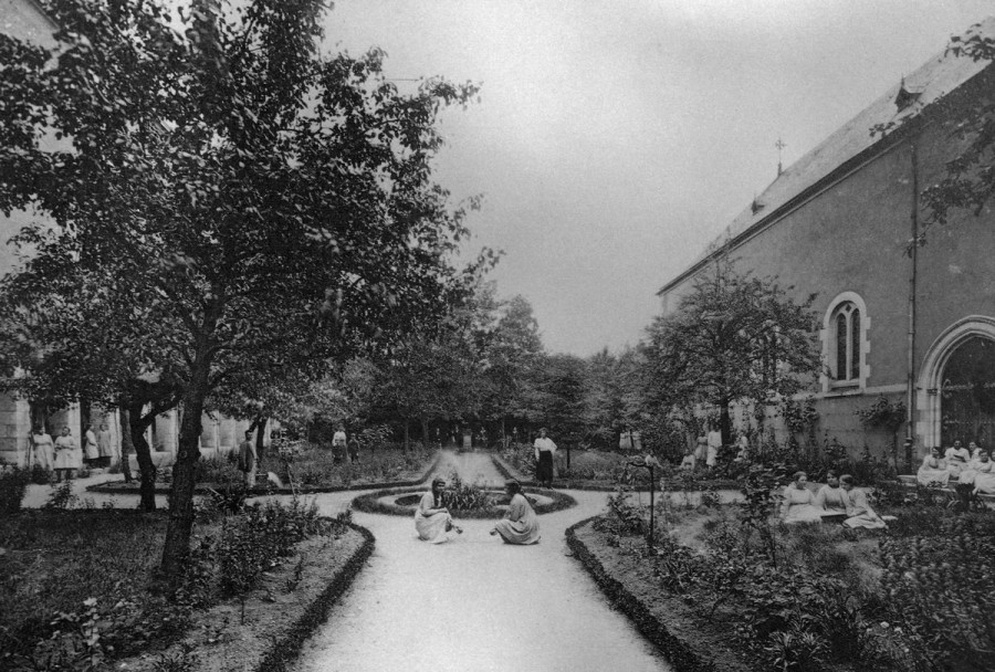 École primaire supérieure de jeunes filles : le jardin d’honneur sud, année 1920-1921 ( AD 41, 171 Fi 339)
