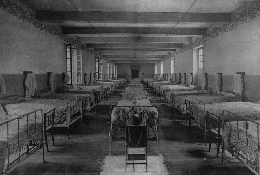 École primaire supérieure de jeunes filles : le dortoir des petites, année 1920-1921 (AD 41, 171 Fi 339)