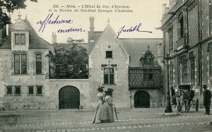 Les hôtels d’Épernon et d’Amboise, place du Château (début XXe siècle). AM Blois, 5 Fi 726.