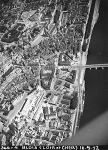 Vue aérienne du centre-ville de Blois en reconstruction (1952). AM Blois, 2 Fi 22 390.