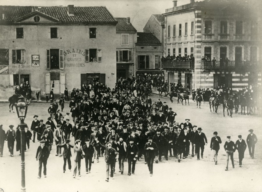 Jean Jaurès et les verriers de Carmaux. - Manifestation place Gambetta à Carmaux (vers août-octobre 1895).