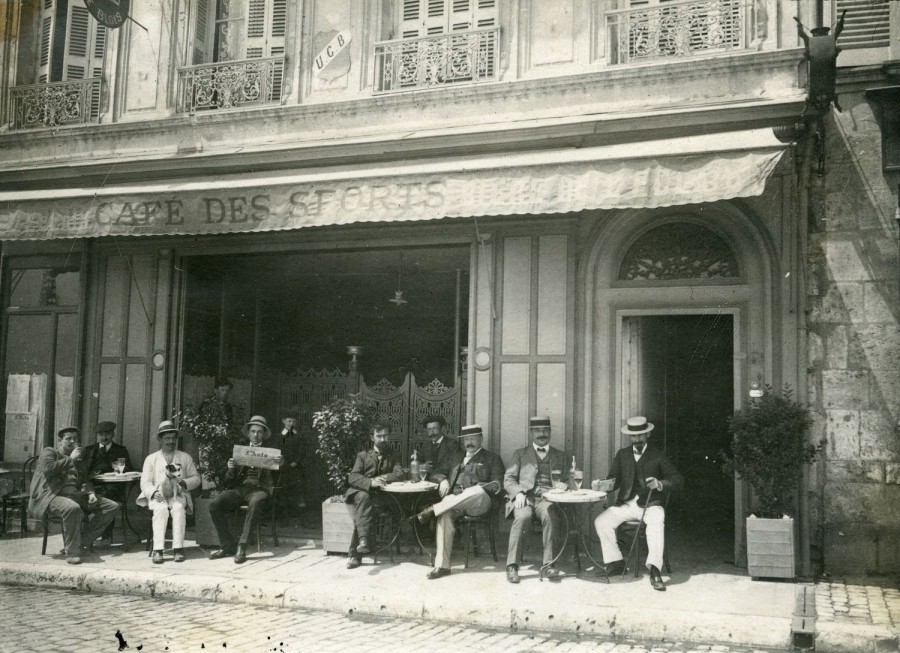 Un lecteur du journal L’Auto (ancêtre de L’Équipe) attablé au Café des sports.