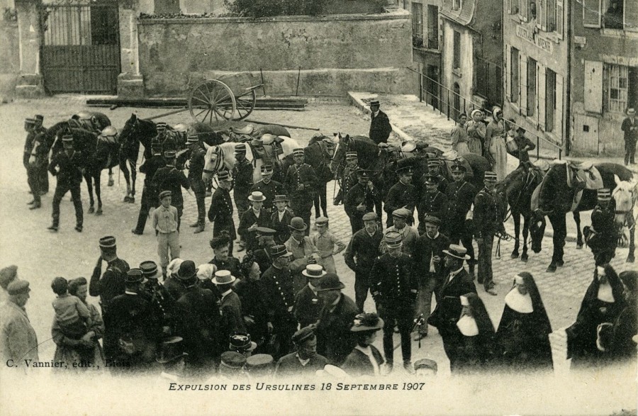 Place Saint-Louis, les religieuses des Ursulines expulsées.