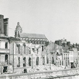 Ancien hôtel de ville après les bombardements de juin 1940