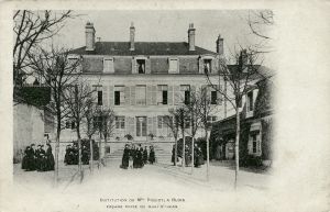 Institution de Mlle Piquot, quai Saint-Jean (début du XXe siècle). AM Blois, 5 Fi 639.