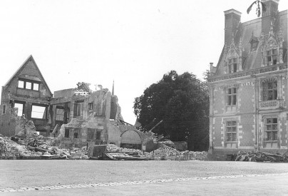 Place du château. Hôtels d’Épernon et d’Amboise détruits  en 1940 (AM Blois).