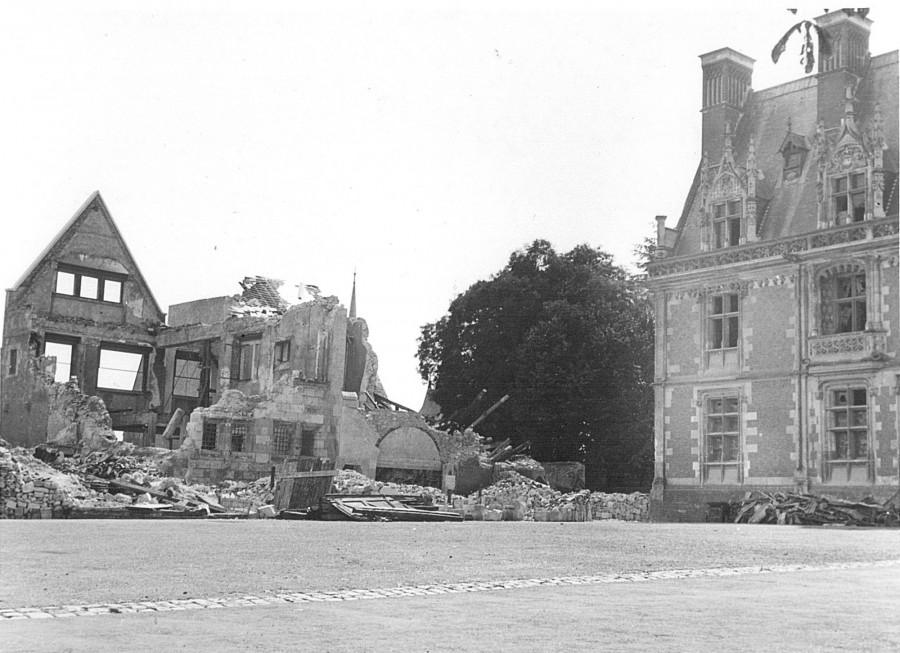 Place du château. Hôtels d’Épernon et d’Amboise détruits  en 1940 (AM Blois).