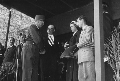 Remise de la Croix de guerre à la Ville (1950)