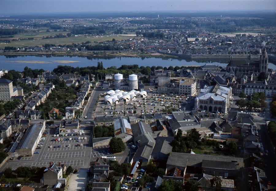 Vue aérienne de la place Jean-Jaurès (début années 1980)