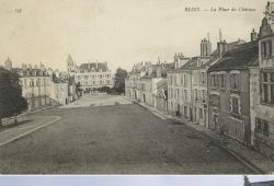 La place du Château vers 1905 et en 2015 (AM Blois, 5 Fi 798 / Ville de Blois, Communication)
