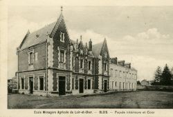Ecole ménagère agricole de Loir-et-Cher. Façade intérieure et cour (vers 1937). Photographe : Lecomte. AM Blois, 5 Fi 890.