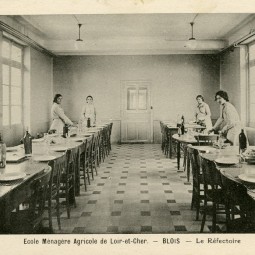 Ecole ménagère agricole de Loir-et-Cher. Façade intérieure et cour (vers 1937). Photographe : Lecomte. AM Blois, 5 Fi 892.