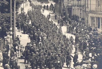 Le 4 août 1914, le 113e régiment d’infanterie partant pour le front, descendant la rue Gallois avant de rejoindre la gare. Bibliothèques de Blois-Agglopolys, fonds patrimonial)