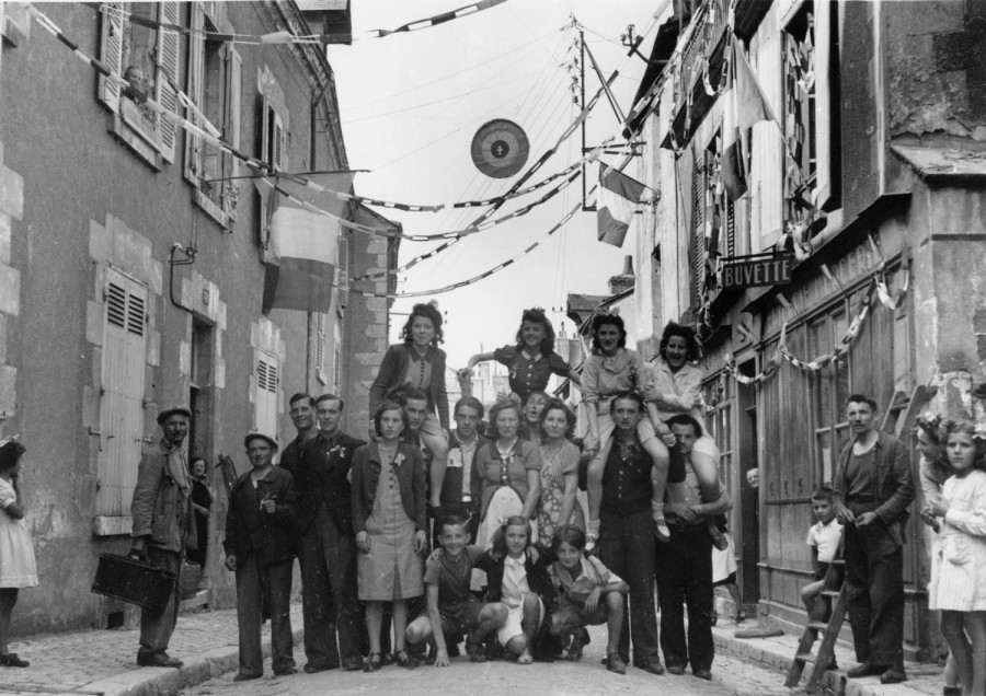 La Libération de Blois. Portrait de groupe dans la rue du Bourg Saint-Jean pavoisée (ADLC, 10 Fi 33)