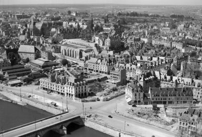 Rive droite, vue aérienne en 1951 (Région Centre-Val de Loire, Inventaire général, photographe : Roger Henrard).