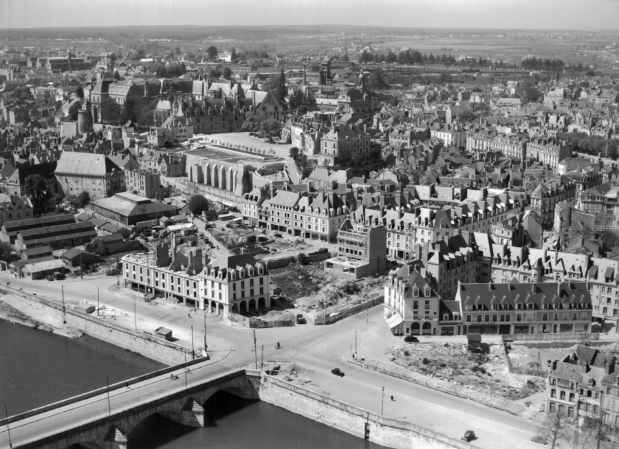 Rive droite, vue aérienne en 1951 (Région Centre-Val de Loire, Inventaire général, photographe : Roger Henrard).