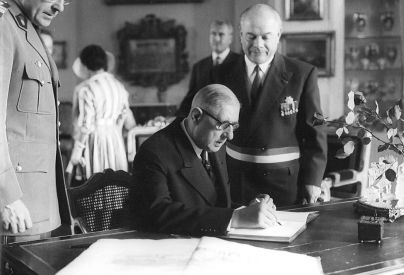 Le Général de Gaulle signant le livre d'or de la Ville de Blois. À sa gauche Marcel Bühler, maire de Blois (Musée des Beaux Arts de Blois)
