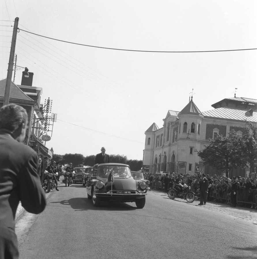 Charles de Gaulle à bord de la voiture présidentielle, rue d'Angleterre, le 9 mai 1959 (ADLC, 171 Fi 806)