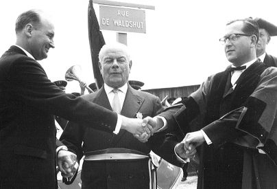 Les maires de Blois, Lewes et Waldshut se donnant la main à l'occasion de l'inauguration de la rue de Waldshut en 1963 (AMB, 2Fi 21 443)
