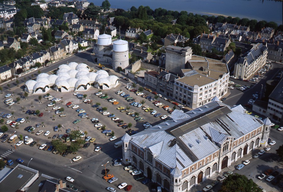 Vue aérienne de la place Jean-Jaurès vers 1981 (AMB. Photographe : Marcel Chevret)