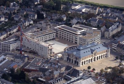 Vue aérienne de la place Jean-Jaurès pendant les travaux d'aménagement en 1994 (Ville de Blois. Photographe : Jean-Louis Chassain)