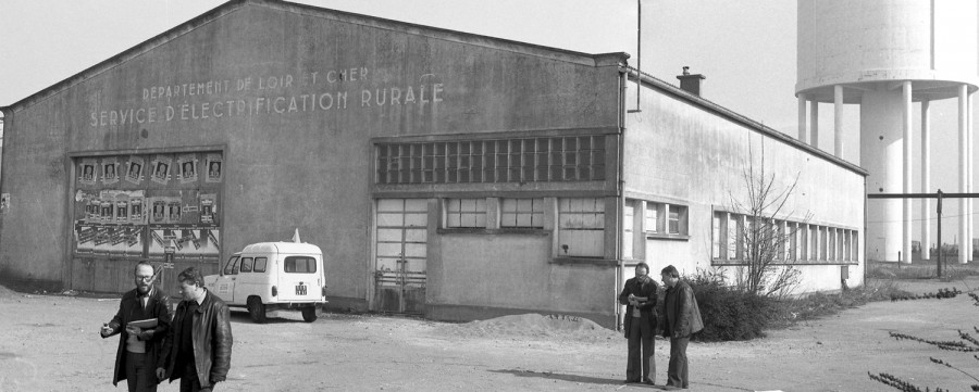 L'ancien entrepôt d'électrification rurale, dans lequel fut installée la salle de concert du Chato'do, vers 1981 (AM Blois, 753 W 3)