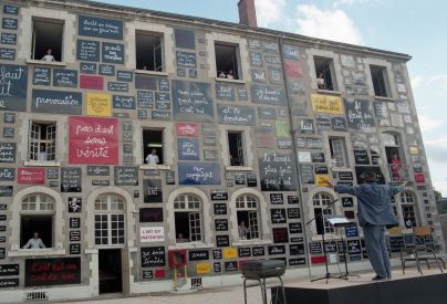 L'artiste Ben devant le Mur des mots en 1995 (Ville de Blois)