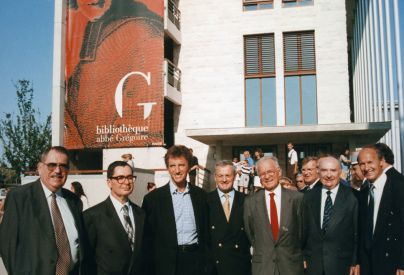 Devant la nouvelle bibliothèque Abbé-Grégoire le jour de son inauguration le 21 septembre 1997 (Ville de Blois)