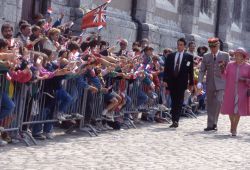 La reine Elizabeth II se rendant à l'hôtel de ville de Blois (1992). AM Blois, 775 W 7.