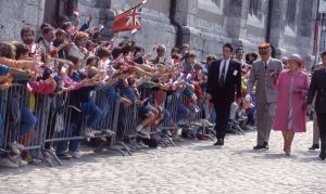 La reine Elizabeth II se rendant à l'hôtel de ville de Blois (1992). AM Blois, 775 W 7.