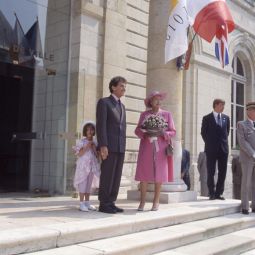 La reine Elizabeth II sur le perron de l'hôtel de ville de Blois (1992). AM Blois, 775 W 7.