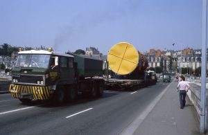 Passage d'un convoi nucléaire sur le pont Jacques Gabriel le 14 février 1979. AM Blois.