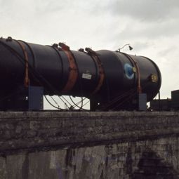 Passage d'un convoi nucléaire sur le pont Jacques Gabriel le 14 février 1979. AM Blois.