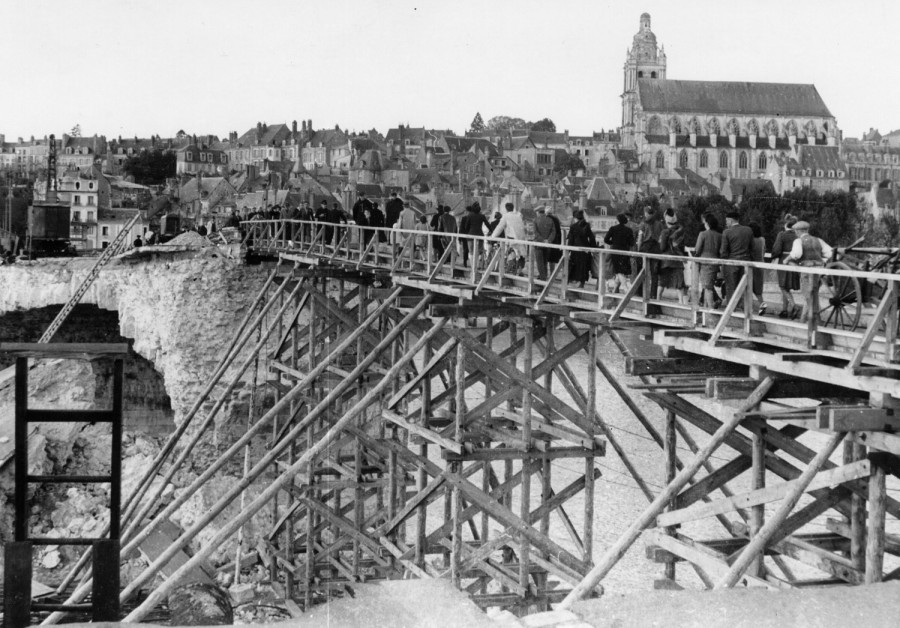 La passerelle après la destruction du pont Jacques-Gabriel