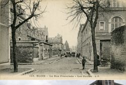 La rue Franciade au début du XXe siècle et en 2016 (AM Blois, 5 Fi 937 / Ville de Blois, Communication)