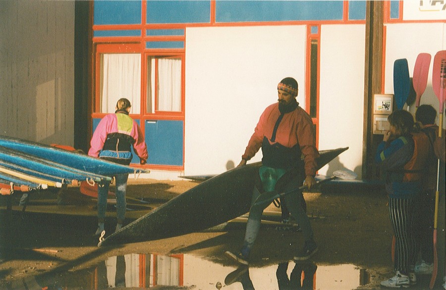Cours de canoë-kayak par le service des Sports de la Ville de Blois (début des années 1990) / Archives municipales de Blois, 2 Fi 736 (photographe : Jean-Philippe Thibault).