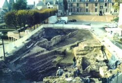 Chantier de fouilles sur la Place du Chteau en 1992. Archives de la Ville de Blois, d'Agglopolys et du CIAS du Blaisois.