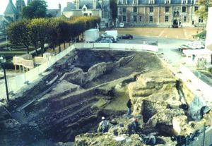Chantier de fouilles sur la Place du Château en 1992. Archives de la Ville de Blois, d'Agglopolys et du CIAS du Blaisois. Chantier de fouilles sur la Place du Château en 1992. Archives de la Ville de Blois, d'Agglopolys et du CIAS du Blaisois.
