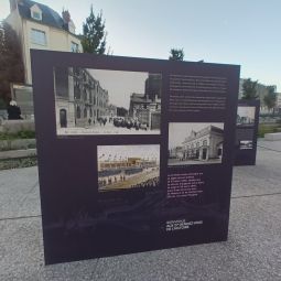 Un des panneaux de l'exposition sur le parvis de la gare