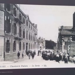 Sortie des ouvriers de l'usine Poulain, document d'archives utilis� pour l'exposition